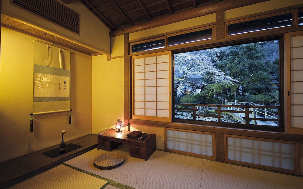 スーペリア 4 人部屋 ベッド (複数台) 共用バスルーム リビング エリア1 | あまみ温泉 南天苑