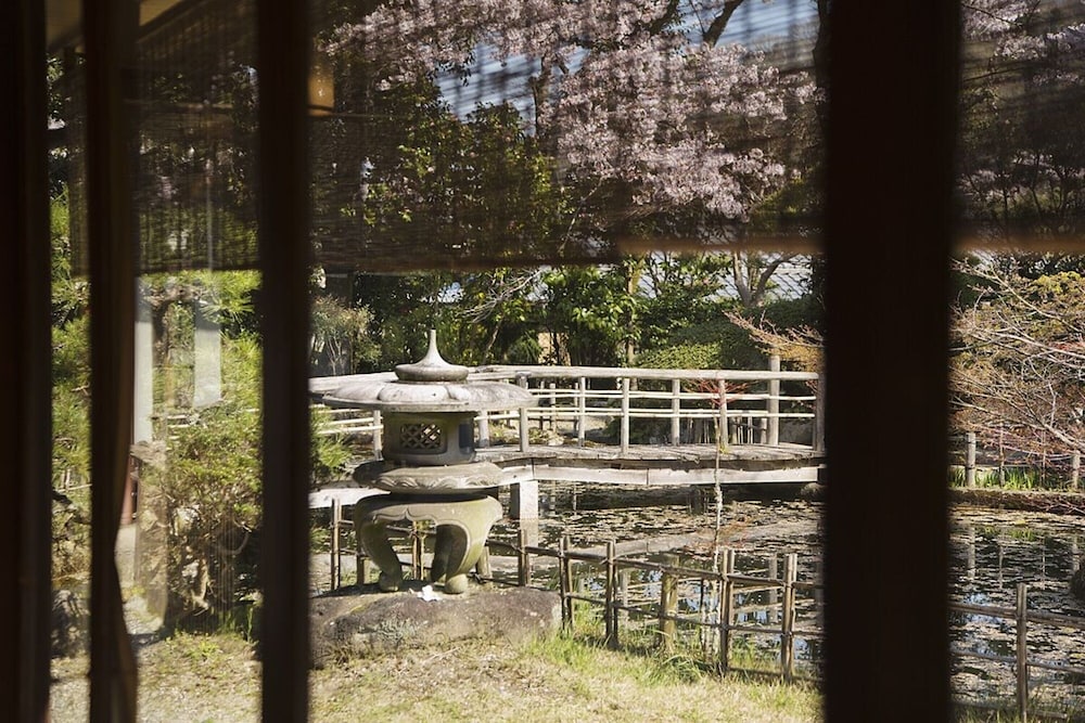 スーペリア ルーム ベッド (複数台) 共用バスルーム 部屋からの景観0 | あまみ温泉 南天苑