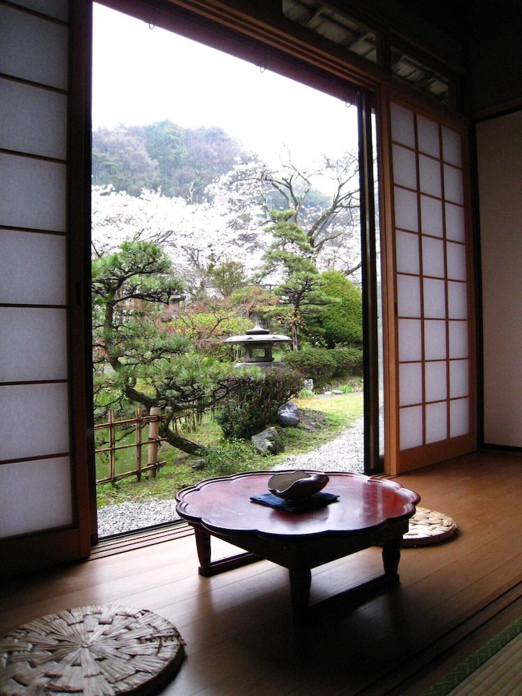 スーペリア ルーム ベッド (複数台) 共用バスルーム マウンテン ビュー0 | あまみ温泉 南天苑