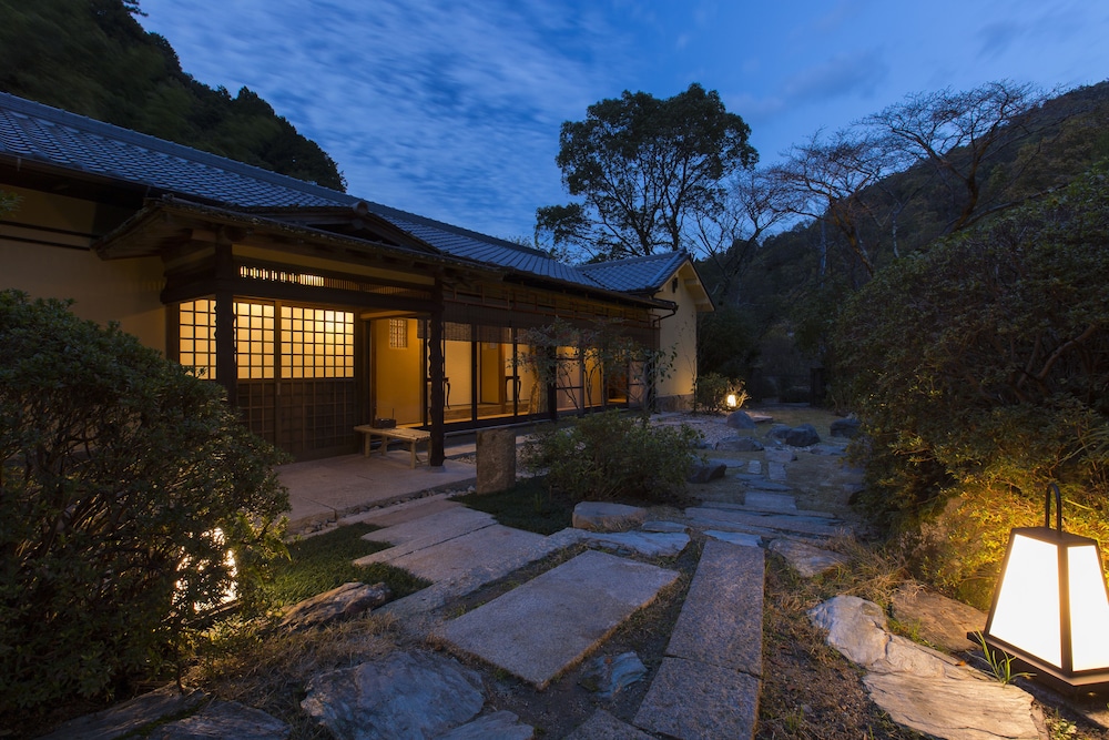 露天風呂付特別室 客室6 | あまみ温泉 南天苑