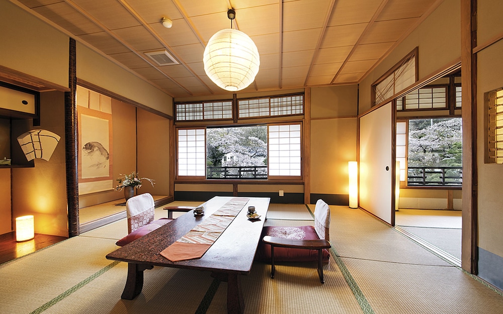 スーペリア 4 人部屋 ベッド (複数台) 共用バスルーム リビング エリア2 | あまみ温泉 南天苑