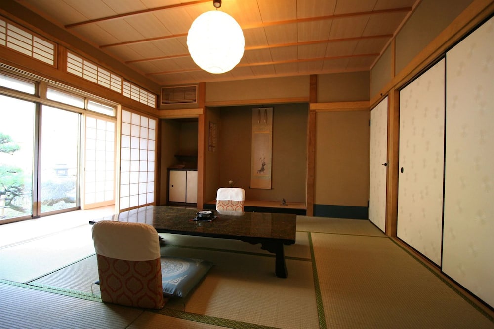 スーペリア ルーム ベッド (複数台) 共用バスルーム 客室内のダイニングエリア0 | あまみ温泉 南天苑