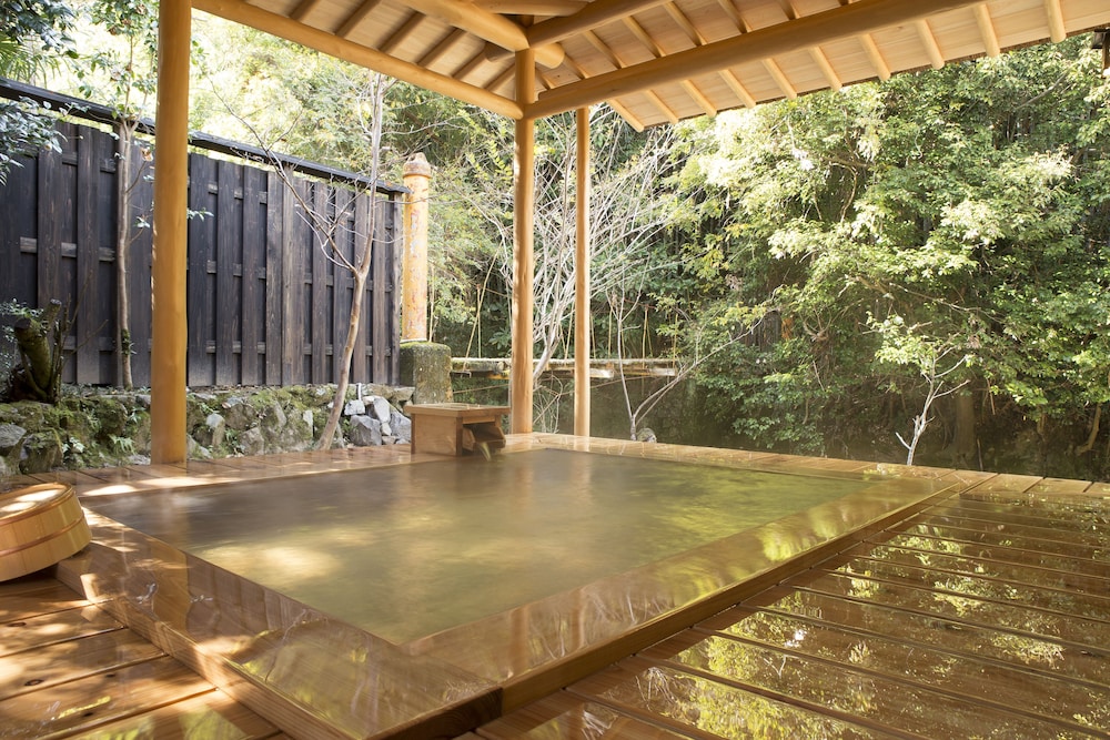 露天風呂付特別室 客室7 | あまみ温泉 南天苑