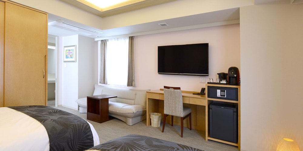 RAMデラックスルーム 禁煙 / スウェーデン製ベッド (大人3名利用時のみシングルソファーベッド1台が付きます) 客室1 | ホテルパームロイヤルリゾート国際通り