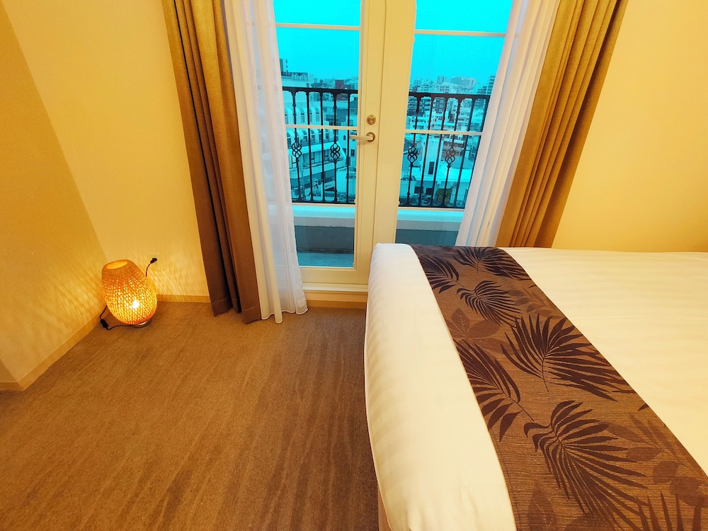 RAMデラックスルーム 禁煙 / スウェーデン製ベッド (大人3名利用時のみシングルソファーベッド1台が付きます) 客室2 | ホテルパームロイヤルリゾート国際通り