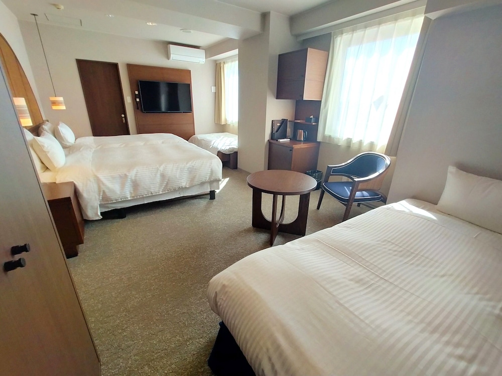 スーペリアツインルーム 禁煙 (大人3名利用時のみシングルソファーベッド1台、大人4名利用時のみシングルソファーベッド2台が付きます) 客室8 | ホテルパームロイヤルリゾート国際通り