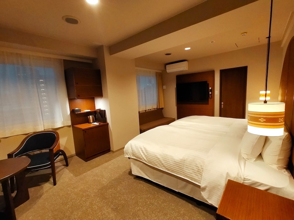 スーペリアツインルーム 禁煙 (大人3名利用時のみシングルソファーベッド1台、大人4名利用時のみシングルソファーベッド2台が付きます) 客室1 | ホテルパームロイヤルリゾート国際通り
