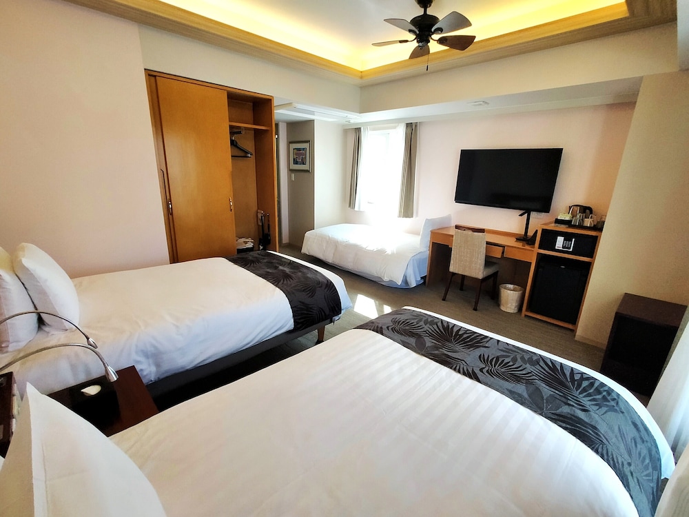 RAMデラックスルーム 禁煙 / スウェーデン製ベッド (大人3名利用時のみシングルソファーベッド1台が付きます) 客室8 | ホテルパームロイヤルリゾート国際通り