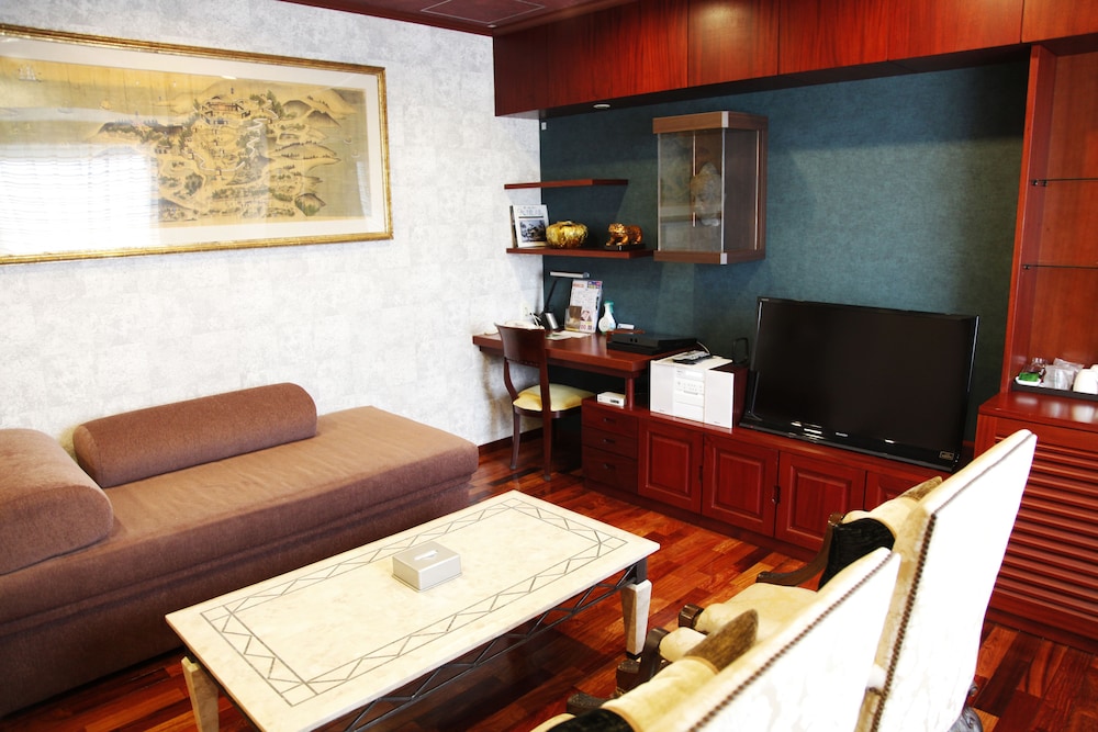 ジュニアスイートルーム　禁煙 リビング エリア2 | ホテルパームロイヤルリゾート国際通り