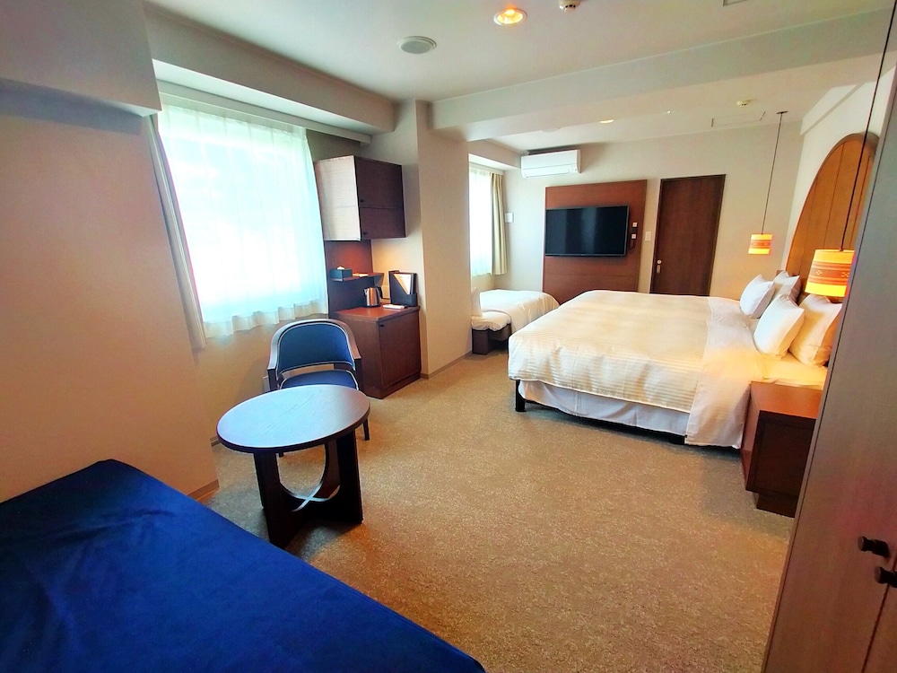 スーペリアツインルーム 禁煙 (大人3名利用時のみシングルソファーベッド1台、大人4名利用時のみシングルソファーベッド2台が付きます) 客室6 | ホテルパームロイヤルリゾート国際通り