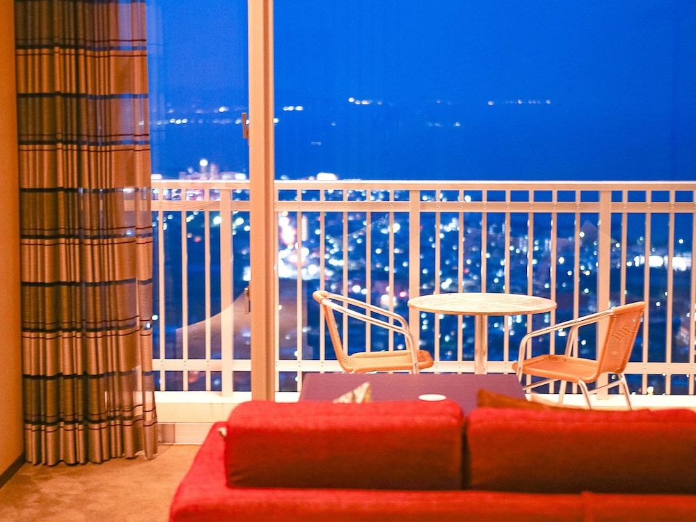 ロイヤル スイート 1 ベッドルーム 専用バスルーム オーシャンビュー 客室2 | ユインチホテル南城