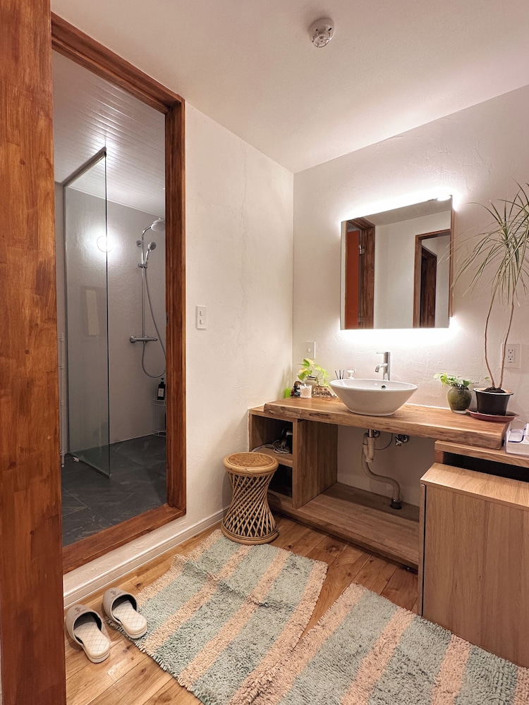 ツインルームシングルサイズベッド 2 台 共用バスルーム0 | カントリー イン ミルキー ハウス