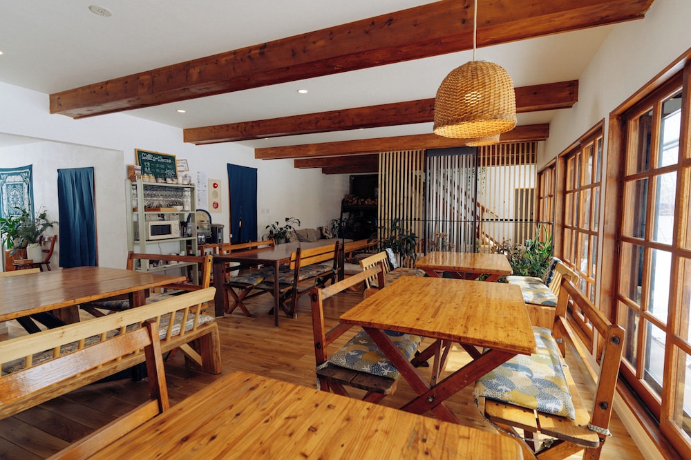 ツインルームシングルサイズベッド 2 台 リビング エリア1 | カントリー イン ミルキー ハウス