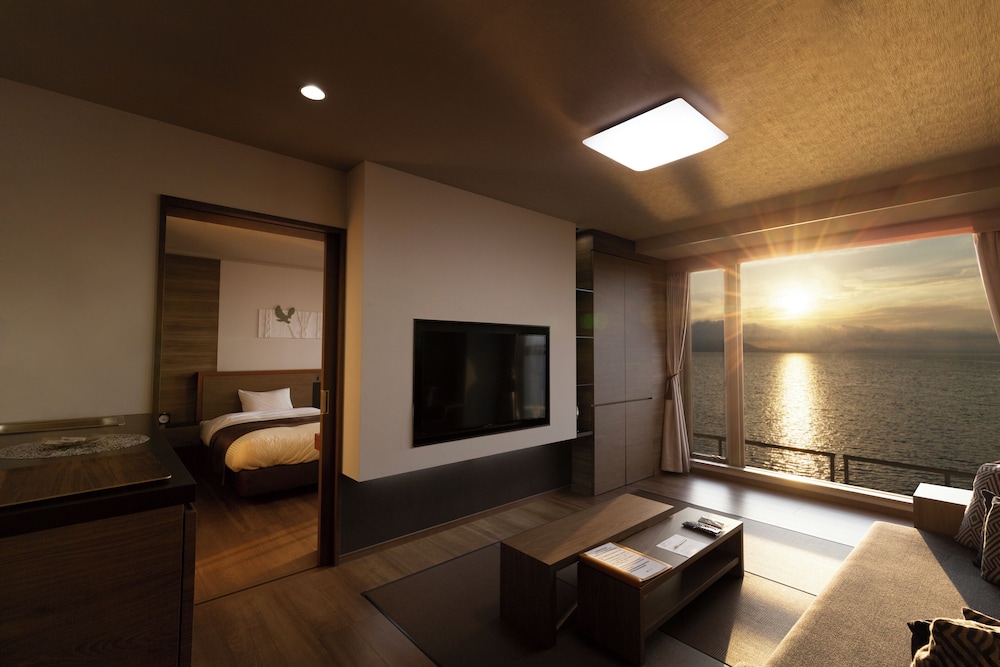 デラックス ツインルーム 禁煙(レイクビュー) 客室1 | サロマ湖 鶴雅リゾート