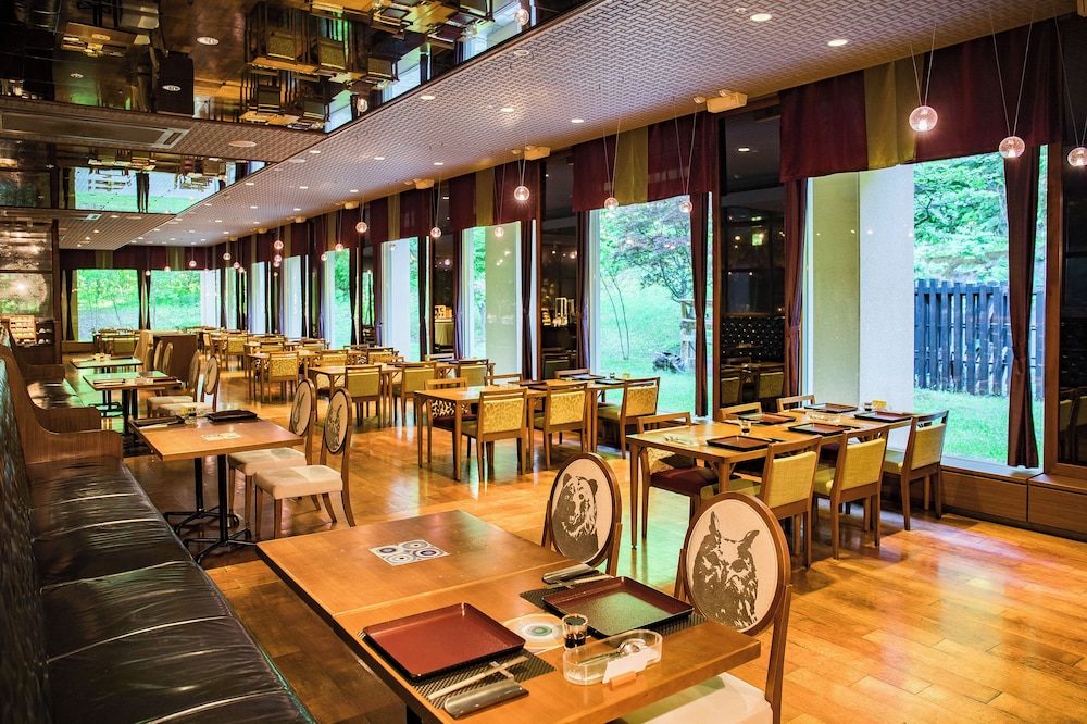デラックス和洋室 禁煙 旅館のお食事処5 | 定山渓 鶴雅リゾートスパ 森の謌