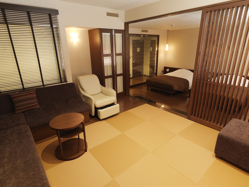 和洋室　禁煙 客室1 | 定山渓 鶴雅リゾートスパ 森の謌