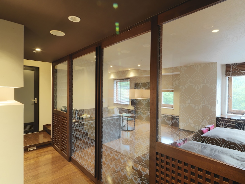 【岩盤浴付】デラックスツイン 禁煙 客室2 | 定山渓 鶴雅リゾートスパ 森の謌