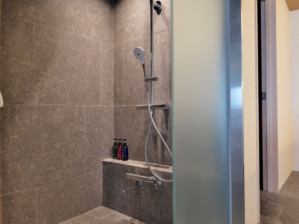 (ウイングス館) レイクガーデンビュースイートサウナ付き 禁煙 バスルーム1 | あかん遊久の里 鶴雅