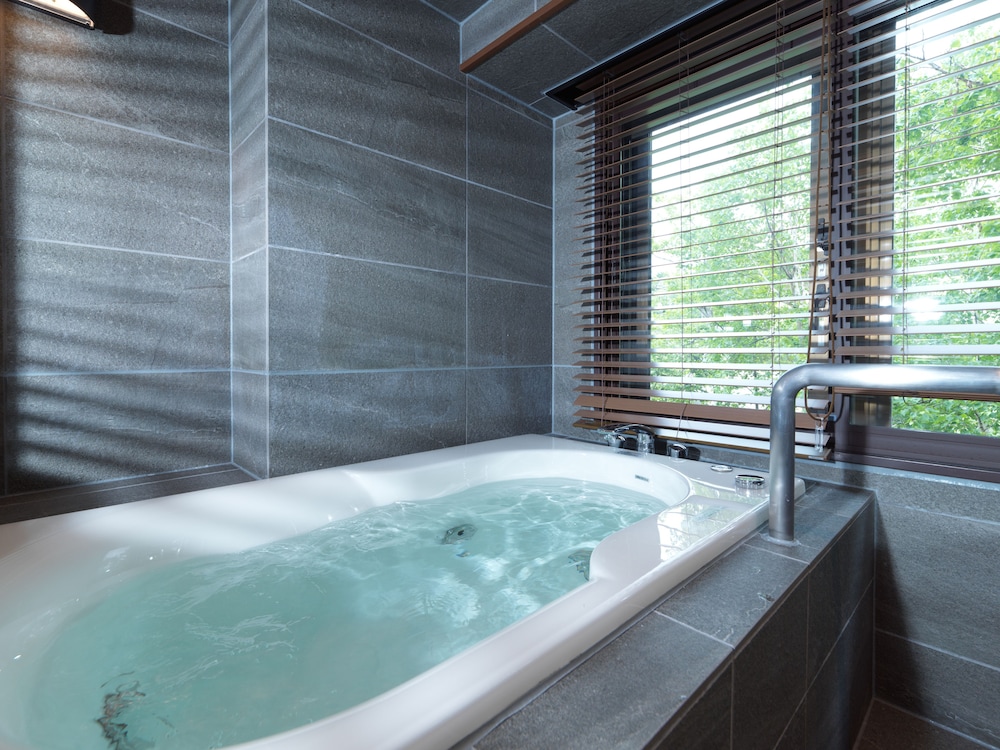 (こもれび) 展望バス付和室ツイン (禁煙) バスルーム0 | あかん遊久の里 鶴雅