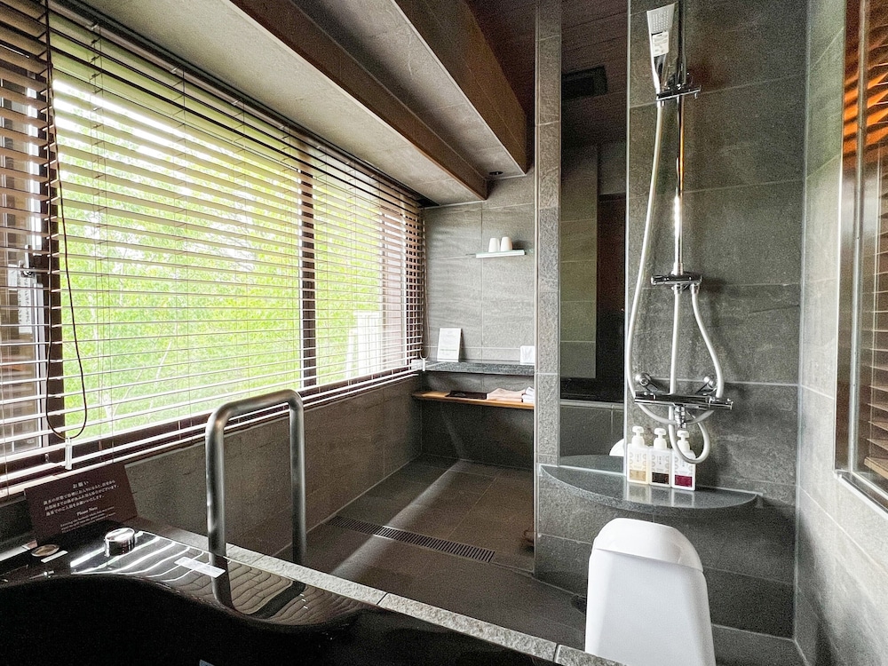 (こもれび) 展望バス付和室ツイン (禁煙) バスルーム1 | あかん遊久の里 鶴雅