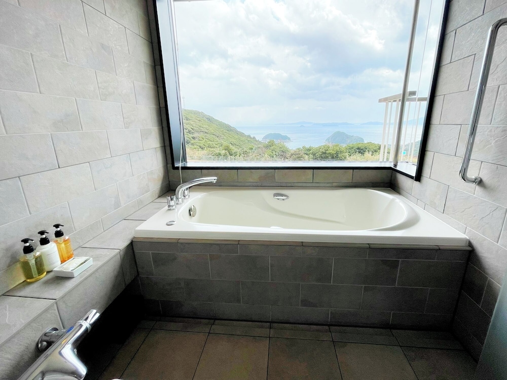 デラックス トリプルルーム バスルーム1 | 五島列島リゾートホテルマルゲリータ