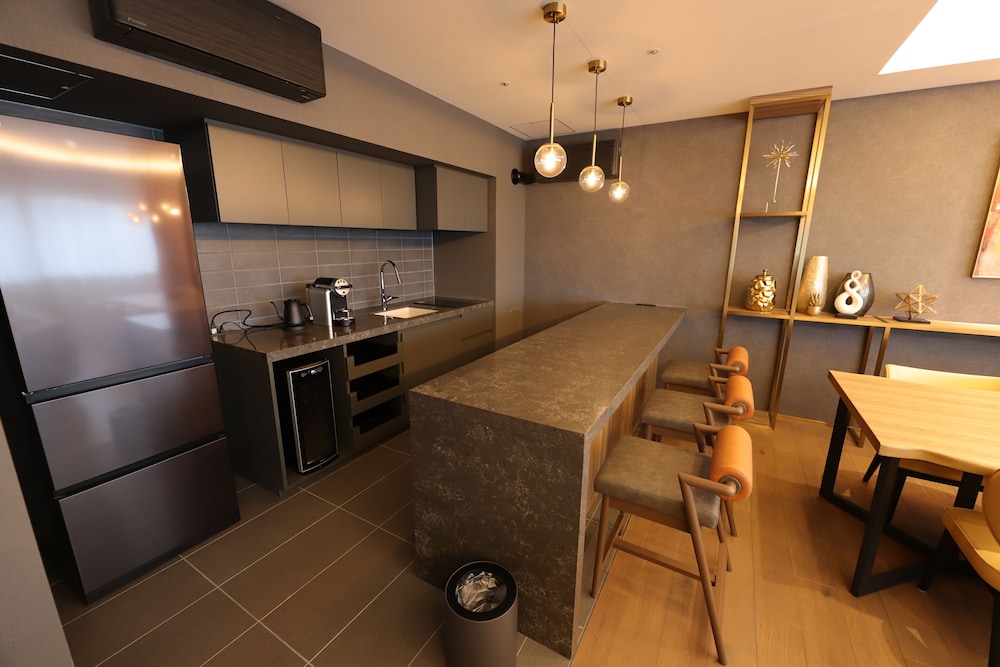 スイート 禁煙 客室内のダイニングエリア0 | スパ ワールド