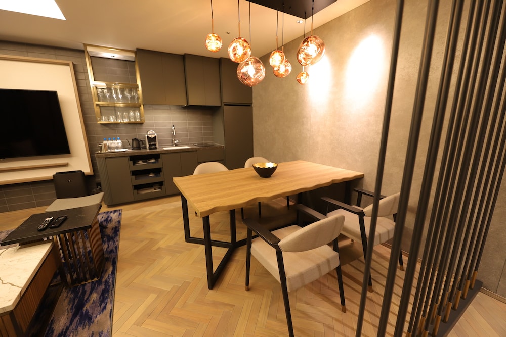 スイート 禁煙 客室内のダイニングエリア0 | スパ ワールド