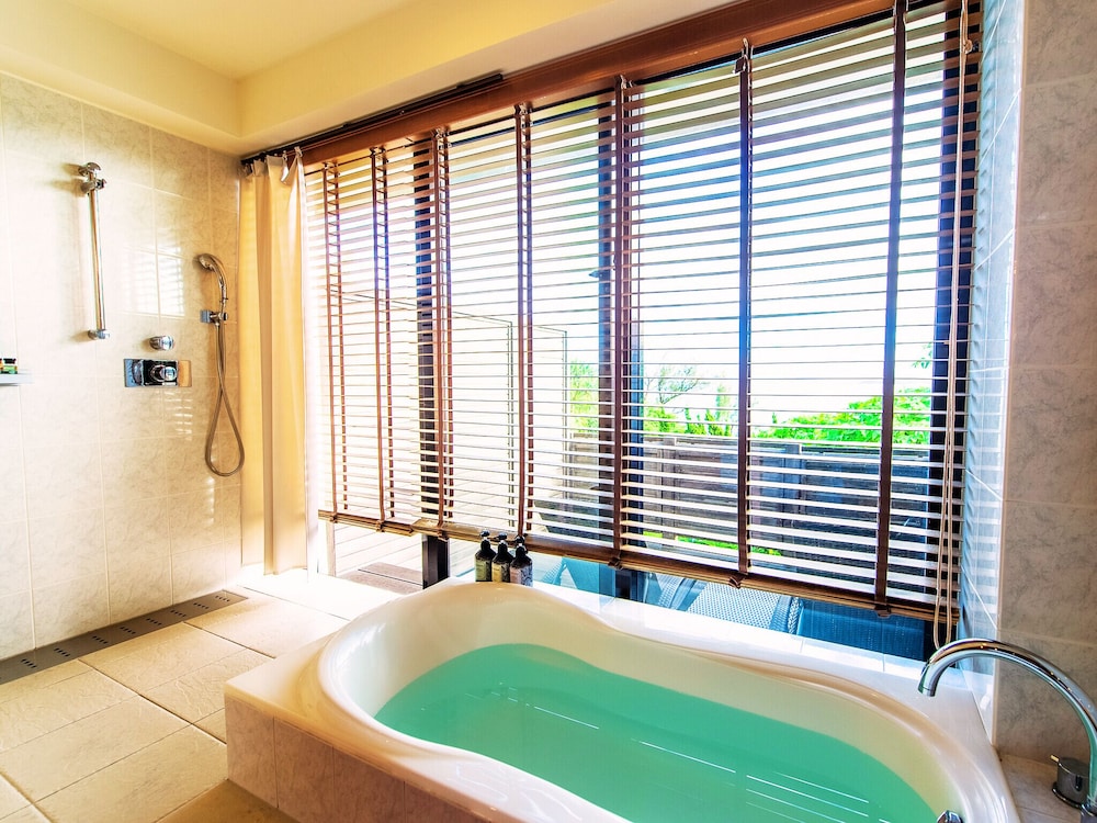 オーシャンスイートヴィラ 禁煙 (海側 3LDK テラス付) バスルーム0 | リブマックス アムス カンナ リゾート ヴィラ