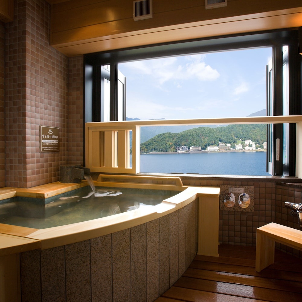 [東館]露天風呂付客室コンフォート　河口湖側　４名定員 バスルーム0 | 富士レークホテル