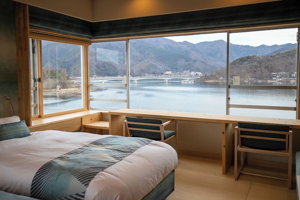 [西館]河口湖側ビューバス(角部屋) 禁煙 部屋からの景観0 | 富士レークホテル