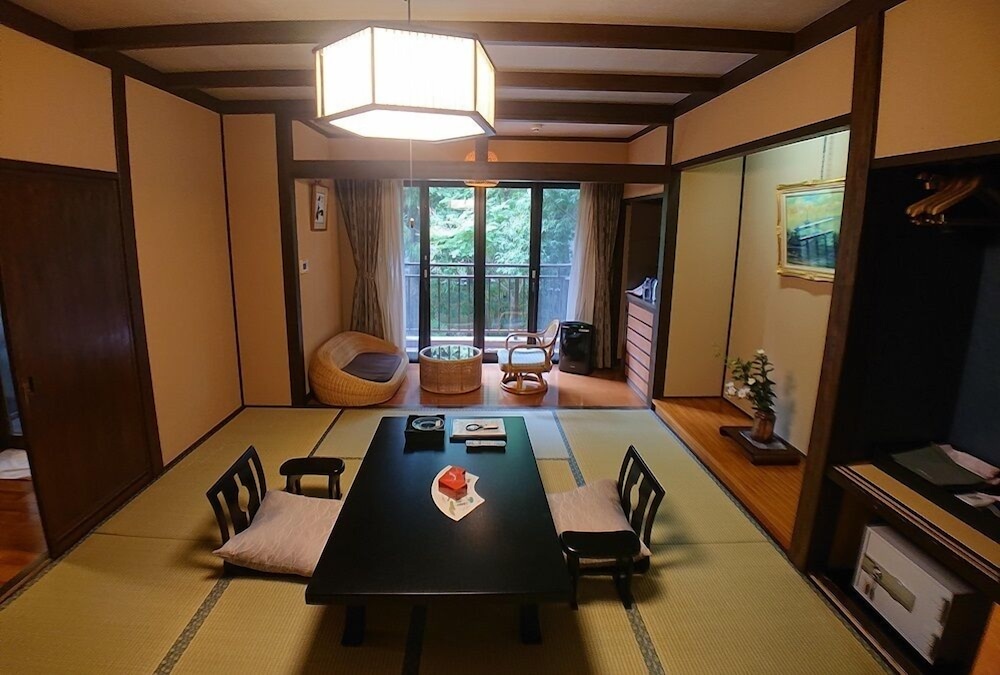 [半露天風呂付] 和室10畳 4人部屋 喫煙 | 春日ホテル