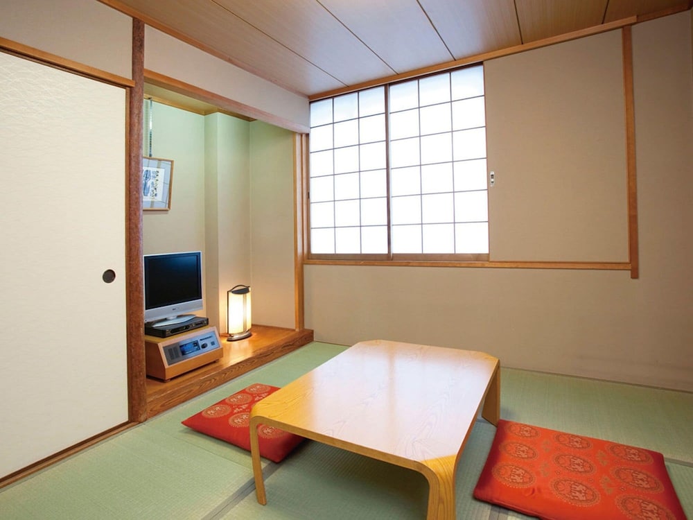 トラディショナル ルーム 喫煙可 共用バスルーム (Japanese Style Room) 客室1 | ホテルアウィーナ大阪