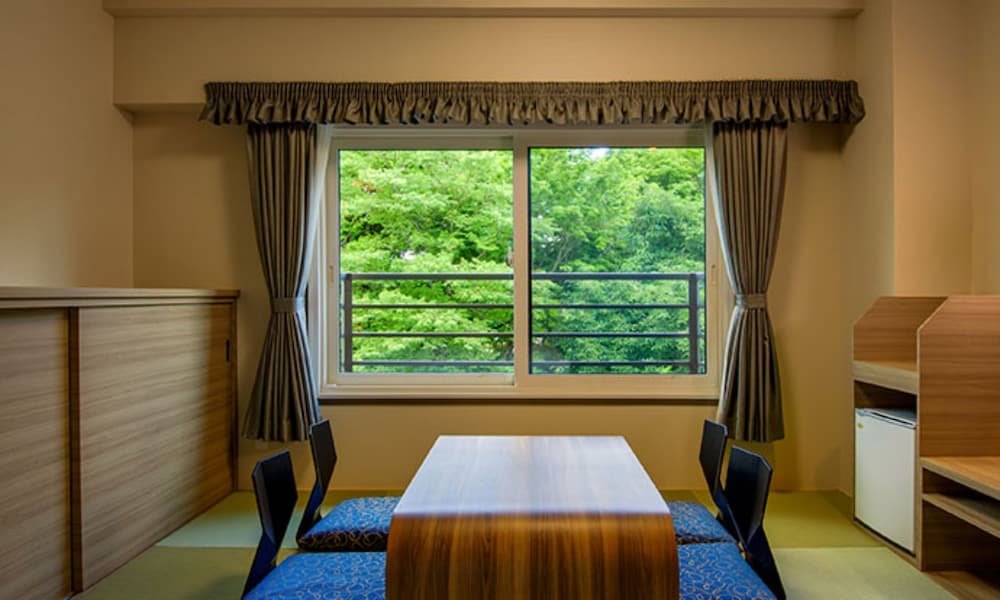 【和洋室】禁煙スタンダードルーム　28.8平米 　シングルベッド2台および布団2組 部屋からの景観0 | ホテルグリーンプラザ箱根