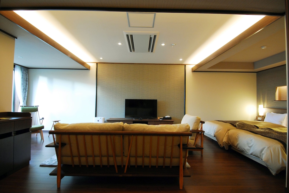 円山スイート202 銀泉内風呂付 禁煙 リビングルーム0 | 有馬温泉 竹取亭円山