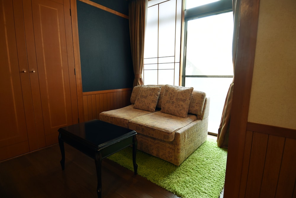 円山デラックス和洋室101 銀泉内風呂付 禁煙 リビング エリア0 | 有馬温泉 竹取亭円山