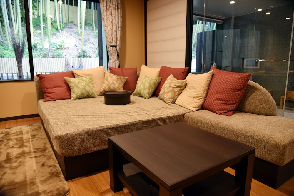 デラックスキング 311 銀泉内風呂 禁煙 リビング エリア0 | 有馬温泉 竹取亭円山