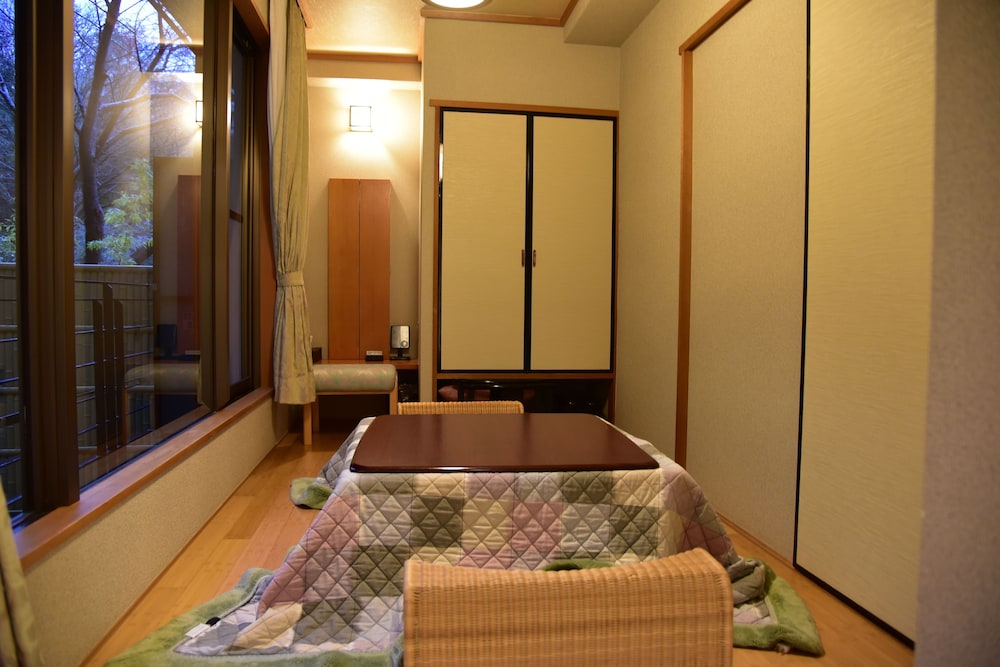 竹取亭スーペリア和室 (マウンテンビュー) 禁煙 客室内のダイニングエリア2 | 有馬温泉 竹取亭円山