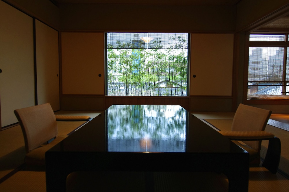 新館10帖 + 板の間 禁煙 客室1 | 柊家旅館