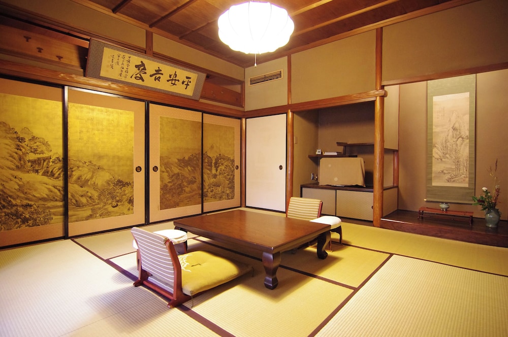 本館8帖 + 次の間 禁煙 客室2 | 柊家旅館