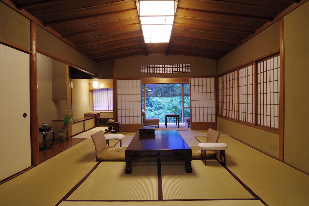 本館10帖 + 次の間 禁煙 客室3 | 柊家旅館