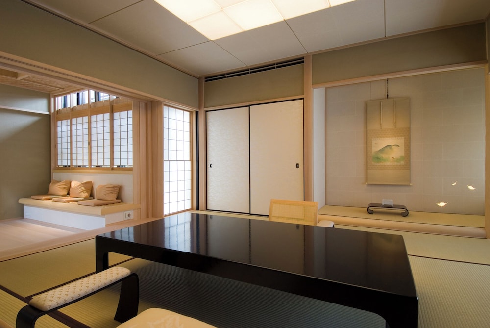 新館8帖 + 板の間 禁煙 客室3 | 柊家旅館