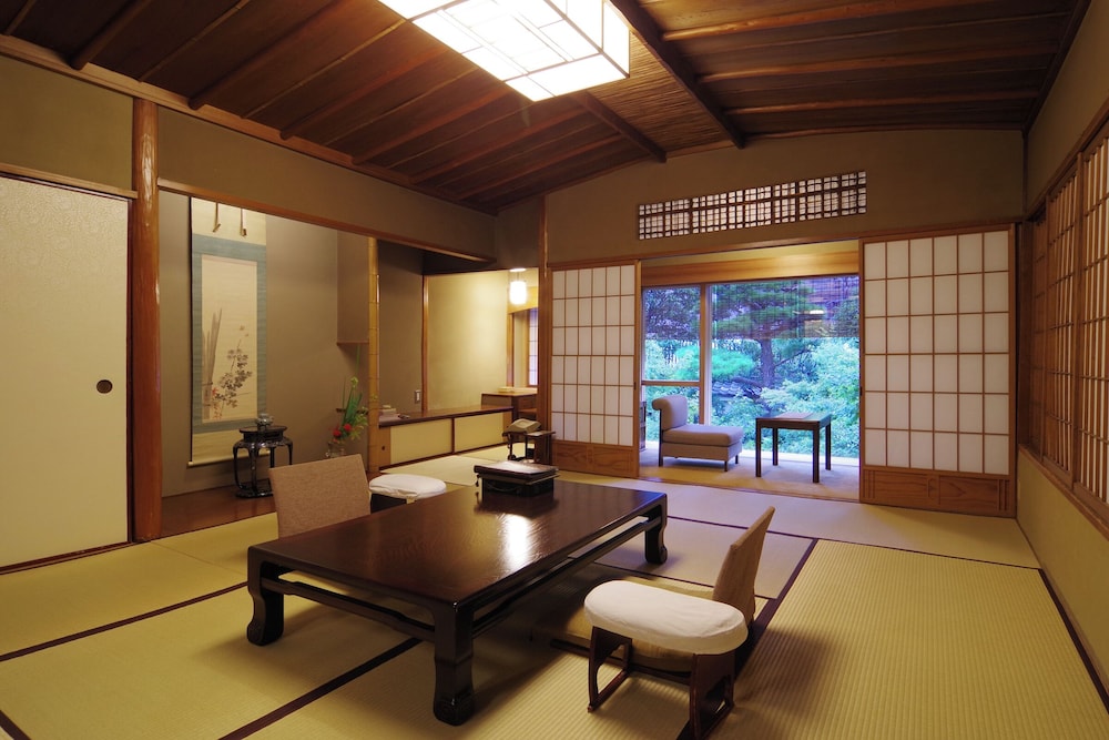 本館10帖 + 次の間 禁煙 | 柊家旅館