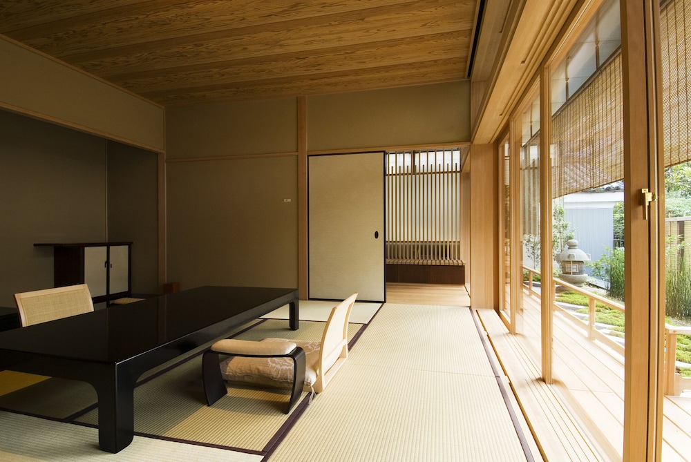 新館10帖 + 板の間 禁煙 客室3 | 柊家旅館