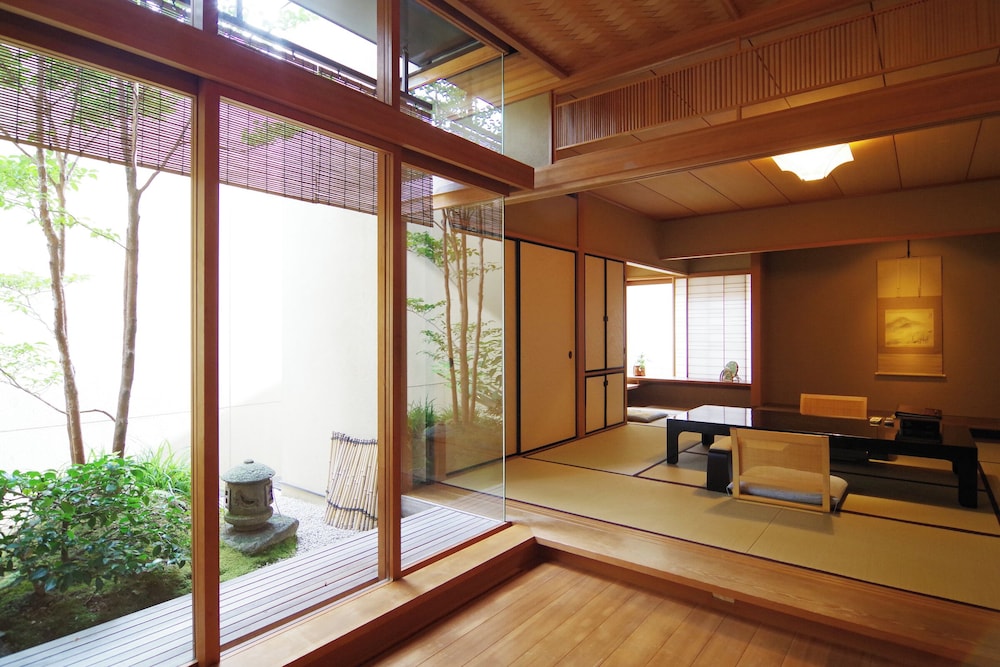 新館8帖 + 板の間 禁煙 | 柊家旅館