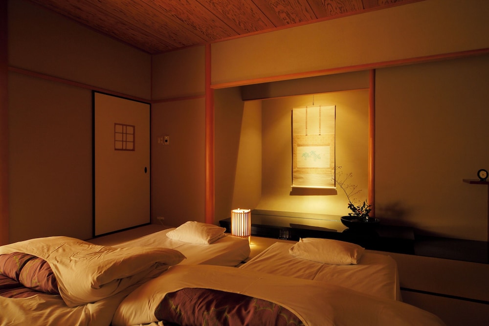 新館10帖 + 板の間 禁煙 客室2 | 柊家旅館