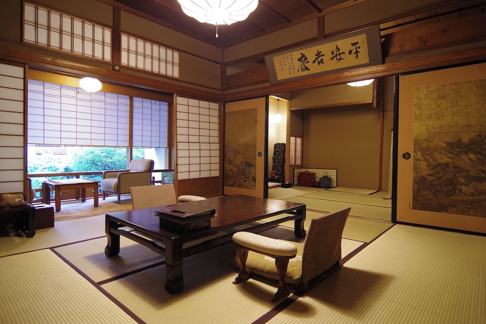 本館8帖 + 次の間 禁煙 | 柊家旅館