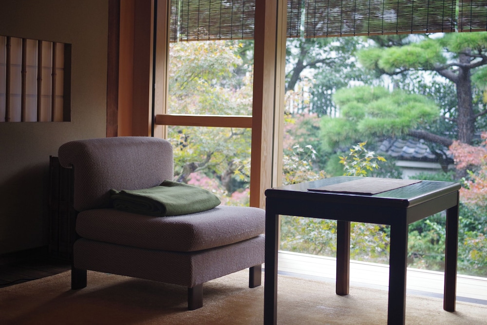 本館10帖 + 次の間 禁煙 客室2 | 柊家旅館