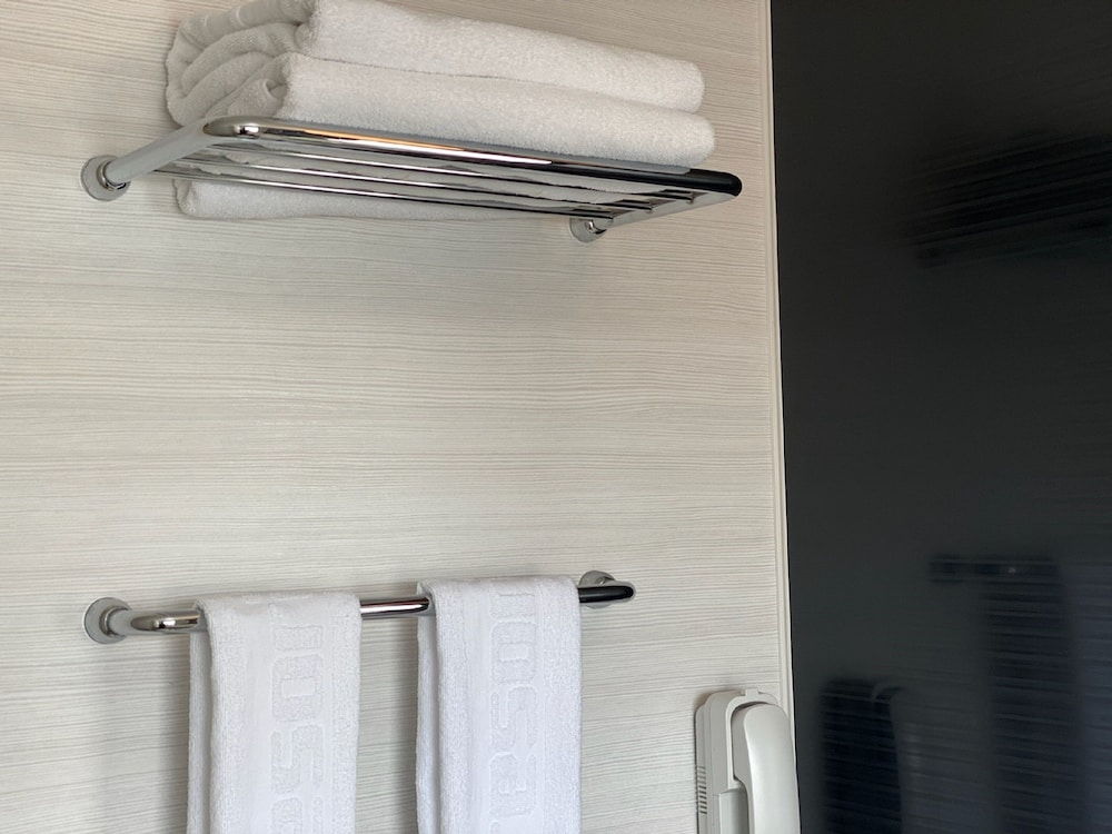 レギュラーダブル：禁煙 (ベッド幅150 cm) (0-11歳 食事・布団なし) バスルーム1 | ホテルトラスティ大阪阿倍野