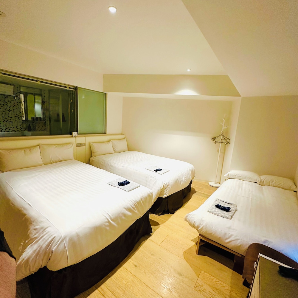 Factory Modern Comfort Twin with Sofa Bed | EN HOTEL Shibuya