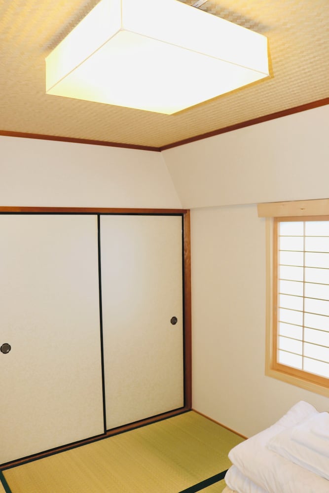 ツインルーム 共用バスルーム (2名) 禁煙 客室1 | 憩の家